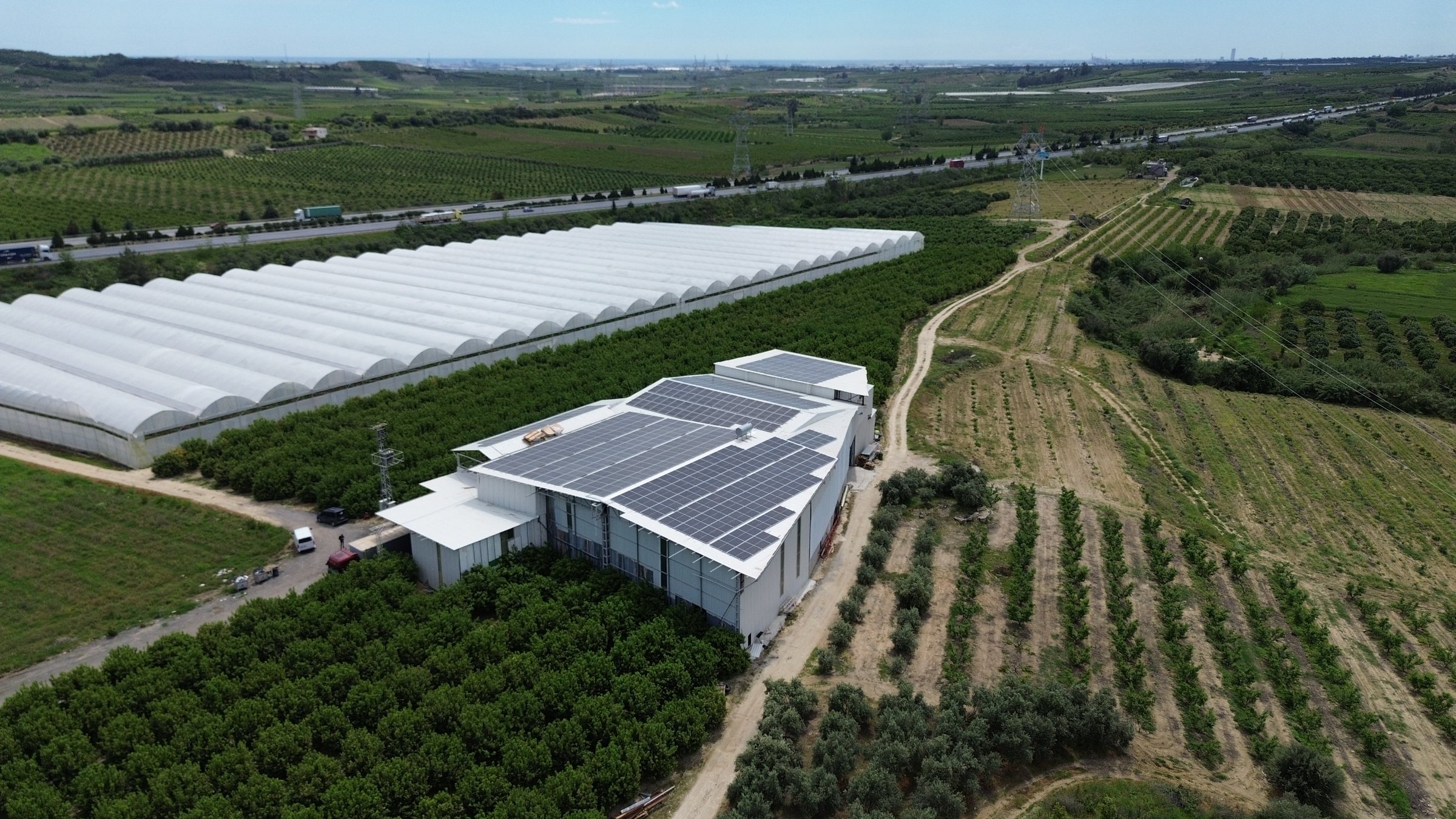 Pandora Enerji — Oğuzlar Gıda Mersin çatı tipi güneş enerjisi santrali (GES) kurulumu, drone görünümü